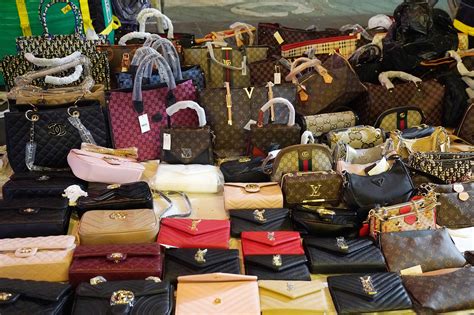 downtown vendor sells fake prada bags|Dozens of fake designer purse vendors selling knock.